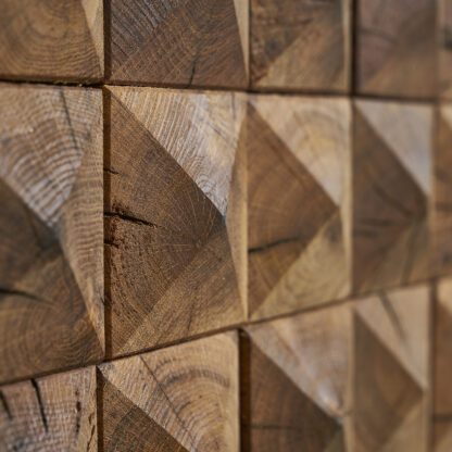 Panneaux brutalistes bois debout (chêne) à décor pointe-de diamant.