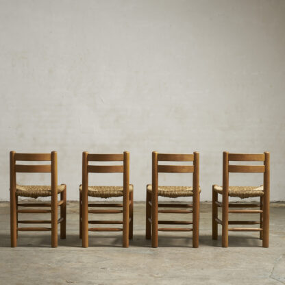 Suite de 4 chaises paillées, vers 1950. pieds rondins et assises paillées