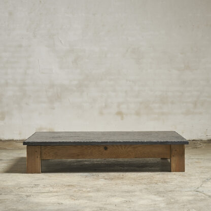 Grande table basse primitive.
Epais plateau en pierre bleue ( 3 cm ) reposant sur un piètement primitif en bois.
H. 25 cm L. 132 cm P. 99 cm