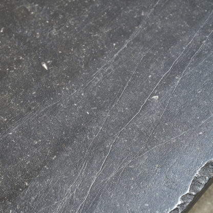 Grande table basse primitive.
Epais plateau en pierre bleue ( 3 cm ) reposant sur un piètement primitif en bois.
H. 25 cm L. 132 cm P. 99 cm