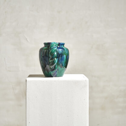 Vase à deux anses torsadées en céramique vernissée