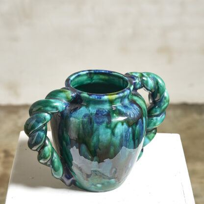 Vase à deux anses torsadées en céramique vernissée