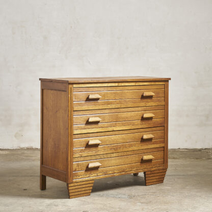 Grande commode en chêne, vers 1950.