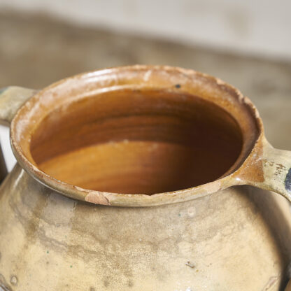 pots à oreilles en terre cuite émaillée.