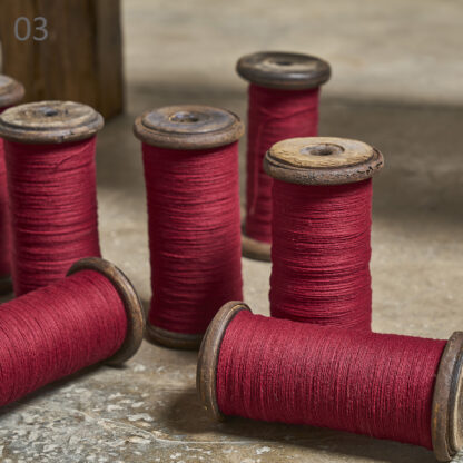 Anciennes bobines de fil en bois.