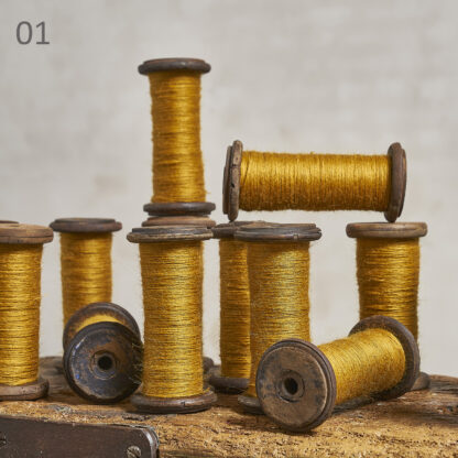 Anciennes bobines de fil en bois.