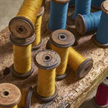 Anciennes bobines de fil en bois.