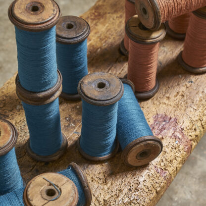 Anciennes bobines de fil en bois.