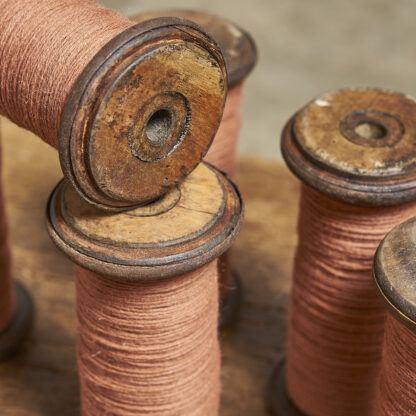 Anciennes bobines de fil en bois.