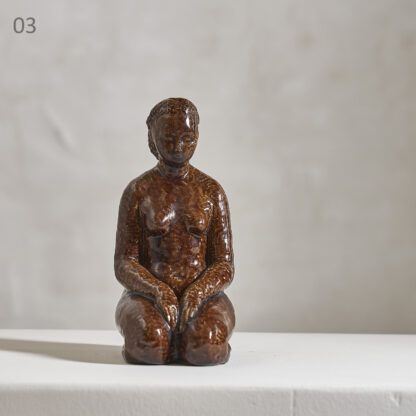 3: Femme agenouillée. Sculpture en terre cuite à glaçure brune. H. 21 cm L. 10,5 cm P. 14 cm