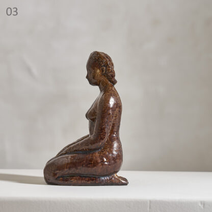 3: Femme agenouillée. Sculpture en terre cuite à glaçure brune. H. 21 cm L. 10,5 cm P. 14 cm