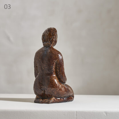 3: Femme agenouillée. Sculpture en terre cuite à glaçure brune. H. 21 cm L. 10,5 cm P. 14 cm