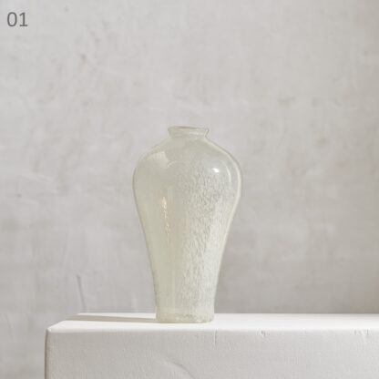 1: Vase à balustre de style Murano en verre soufflé. Mini égrenure au col cf. photo. H. 33 cm D. 17,5 2: Paire de serre-livres Art déco en albâtre et marbre. H. 14 cm L. 9 cm P. 14 cm 3: Presse-papiers, pyramide en marbre. H. 10 cm L. 9,5 cm P. 9,5 cm 4: Cendrier en acier noirci. H. 2 cm L. 11 cm P. 8 cm