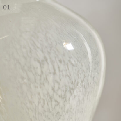 1: Vase à balustre de style Murano en verre soufflé. Mini égrenure au col cf. photo. H. 33 cm D. 17,5
2: Paire de serre-livres Art déco en albâtre et marbre. H. 14 cm L. 9 cm P. 14 cm 
3: Presse-papiers, pyramide en marbre. H. 10 cm L. 9,5 cm P. 9,5 cm 
4: Cendrier en acier noirci. H. 2 cm L. 11 cm P. 8 cm