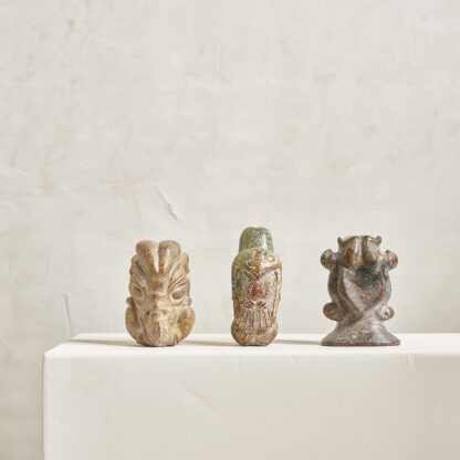 Série de 3 petites statuettes en pierre sculptée de couleur claire. Idoles zoomorphes de type Hongshan.