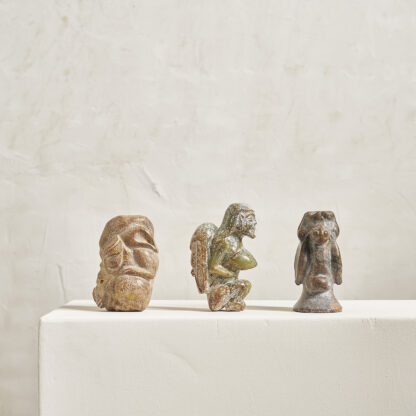 Série de 3 petites statuettes en pierre sculptée de couleur claire. Idoles zoomorphes de type Hongshan.