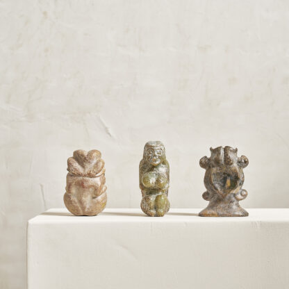 Série de 3 petites statuettes en pierre sculptée de couleur claire. Idoles zoomorphes de type Hongshan.