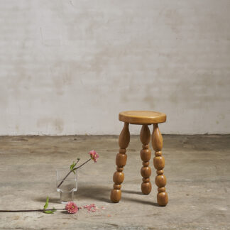 Tabouret tripode en chêne, vers 1960. Pieds tournés, finition cirée. bobine