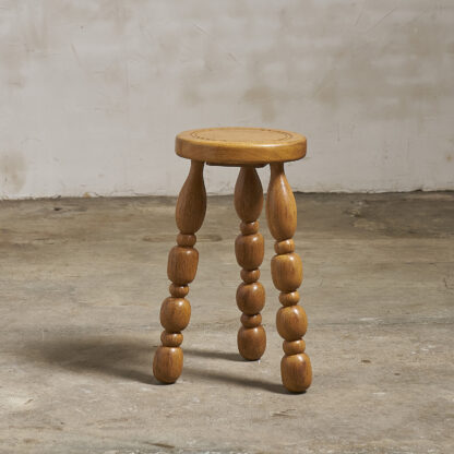 Tabouret tripode en chêne, vers 1960. Pieds tournés, finition cirée. bobine