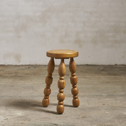 Tabouret tripode en chêne, vers 1960. Pieds tournés, finition cirée. bobine