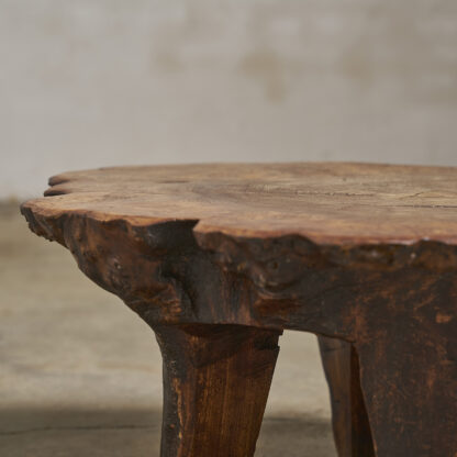 Petite table, bout de canapé en loupe d’orme taillé dans la masse.