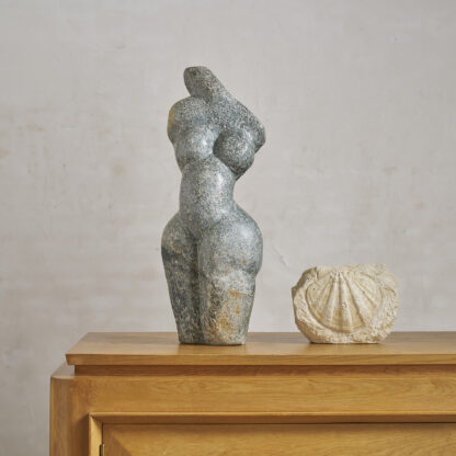 Grande sculpture en granit, fin XXème. Torse de femme sculpté aux formes rondes et adoucies. Anonyme. H. 57 cm L. 22 cm P. 13 cm