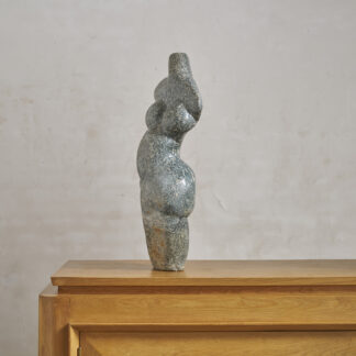 Grande sculpture en granit, fin XXème. Torse de femme sculpté aux formes rondes et adoucies. Anonyme. H. 57 cm L. 22 cm P. 13 cm