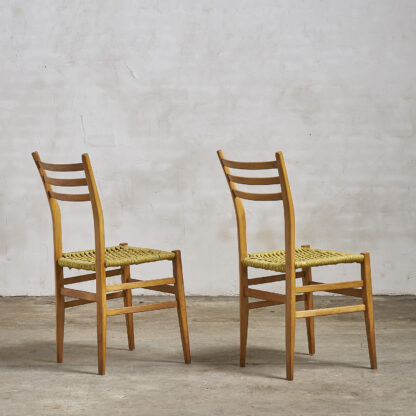 Dans le goût d'Otto Gerdau, paire de chaises aux assises tressées. Italie, vers 1970