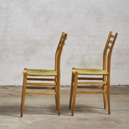 Dans le goût d'Otto Gerdau, paire de chaises aux assises tressées. Italie, vers 1970