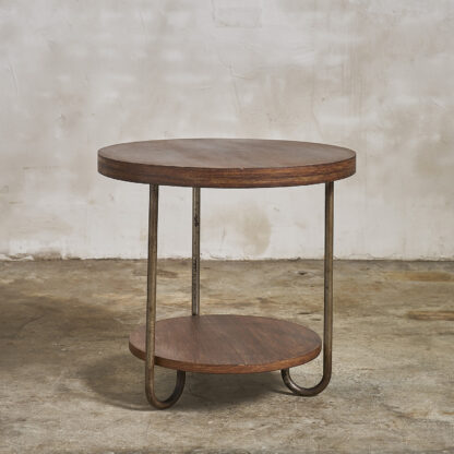 Table d’appoint moderniste