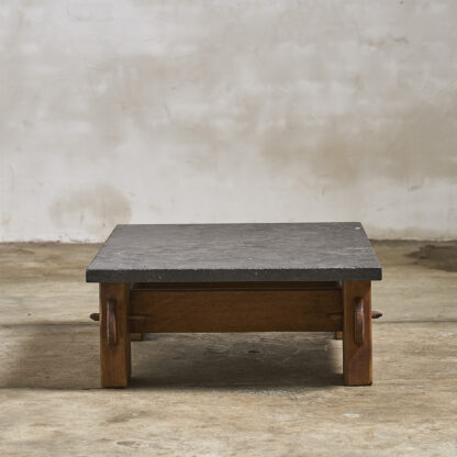 table basse brutaliste