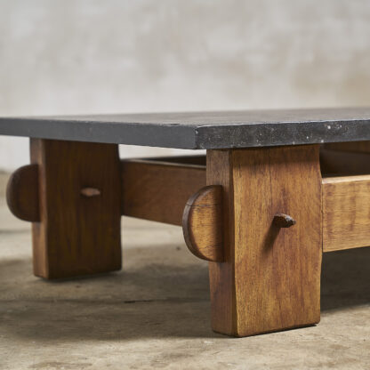 table basse brutaliste