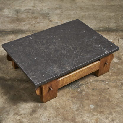 table basse brutaliste